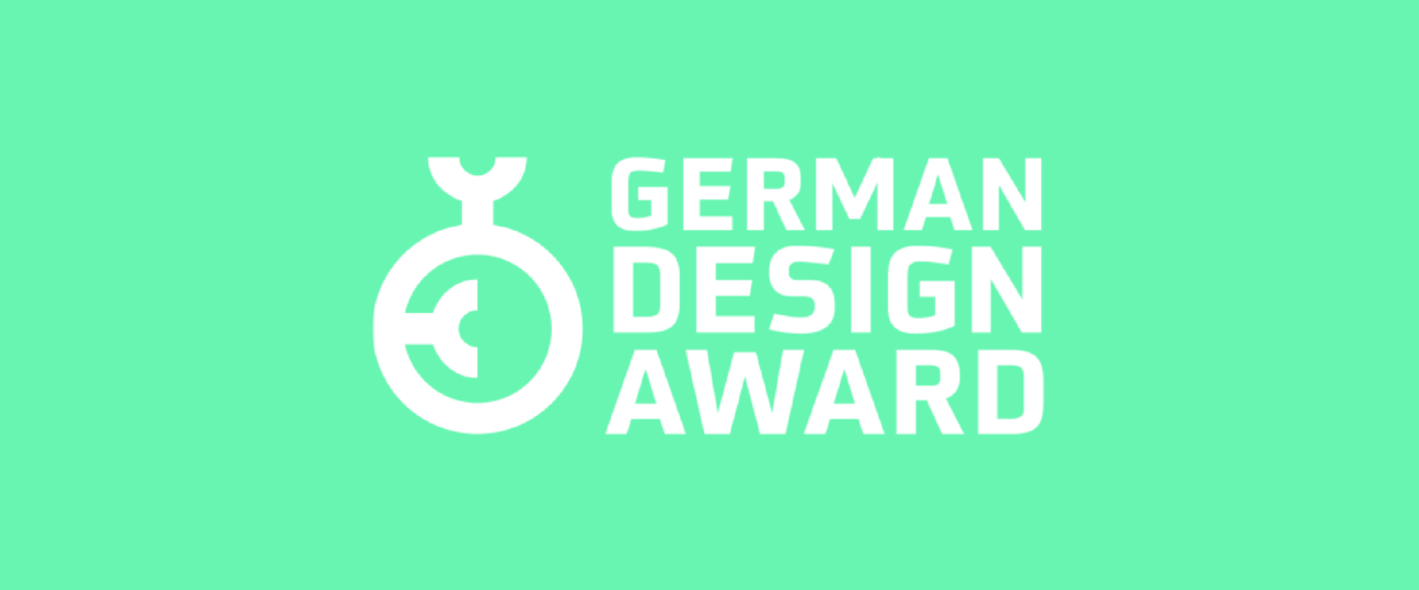 Weißes Logo vom German Design Award auf grünem Hintergrund
