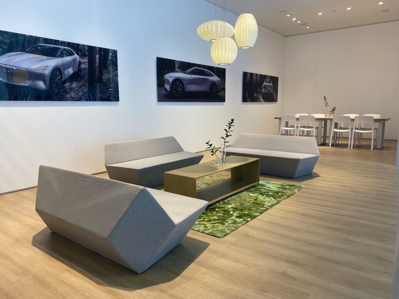 Loungearea mit hellen und futuristischen Sofas